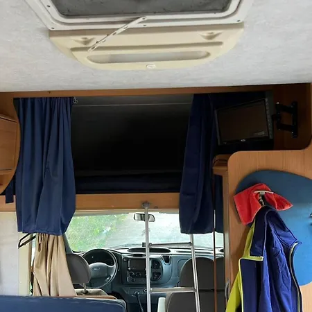 Bateau-hôtel Camper Motorhome Albania Loreli Tirana